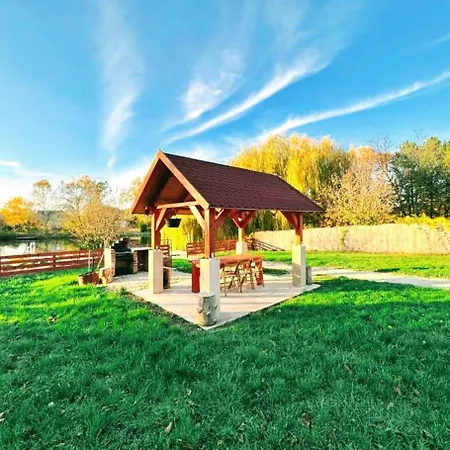 Linetta Vendeghaz 기오멘드로드