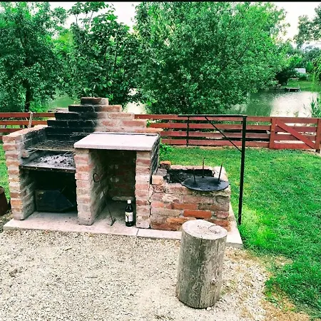 Linetta Vendeghaz 펜션 *