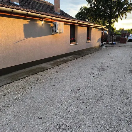 Linetta Vendeghaz 펜션 기오멘드로드